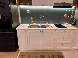 Frigorífico, licuadora, utensilios de cocina y especias