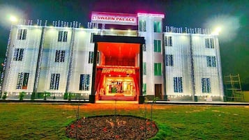 Vista frontal de la propiedad