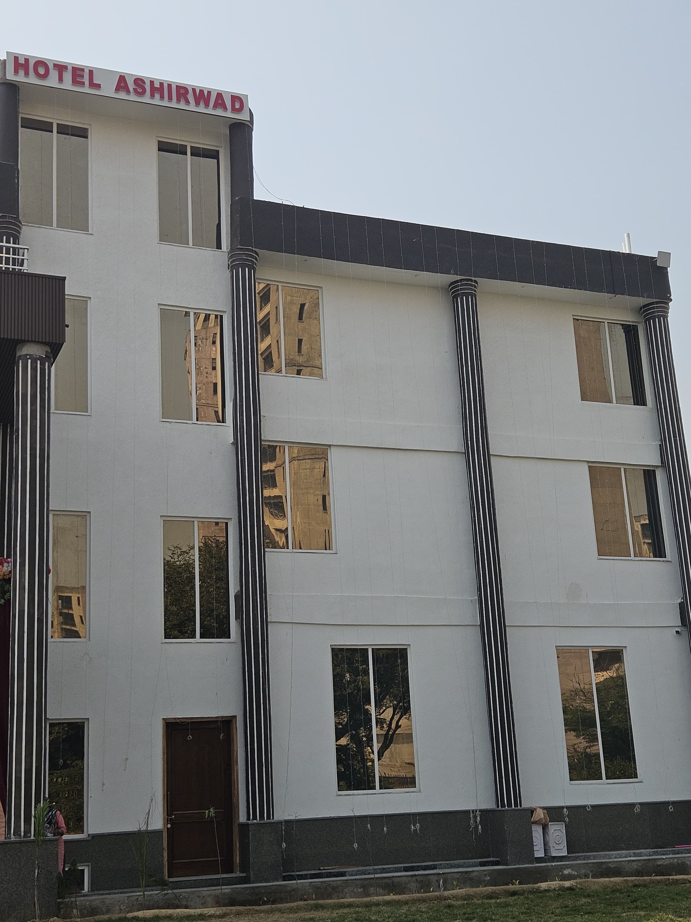A multi-story building with a sign reading "HOTEL ASHIRWA".