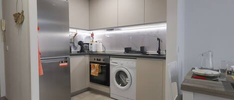 Een koelkast, een magnetron, een oven, een koffiezetapparaat/waterkoker