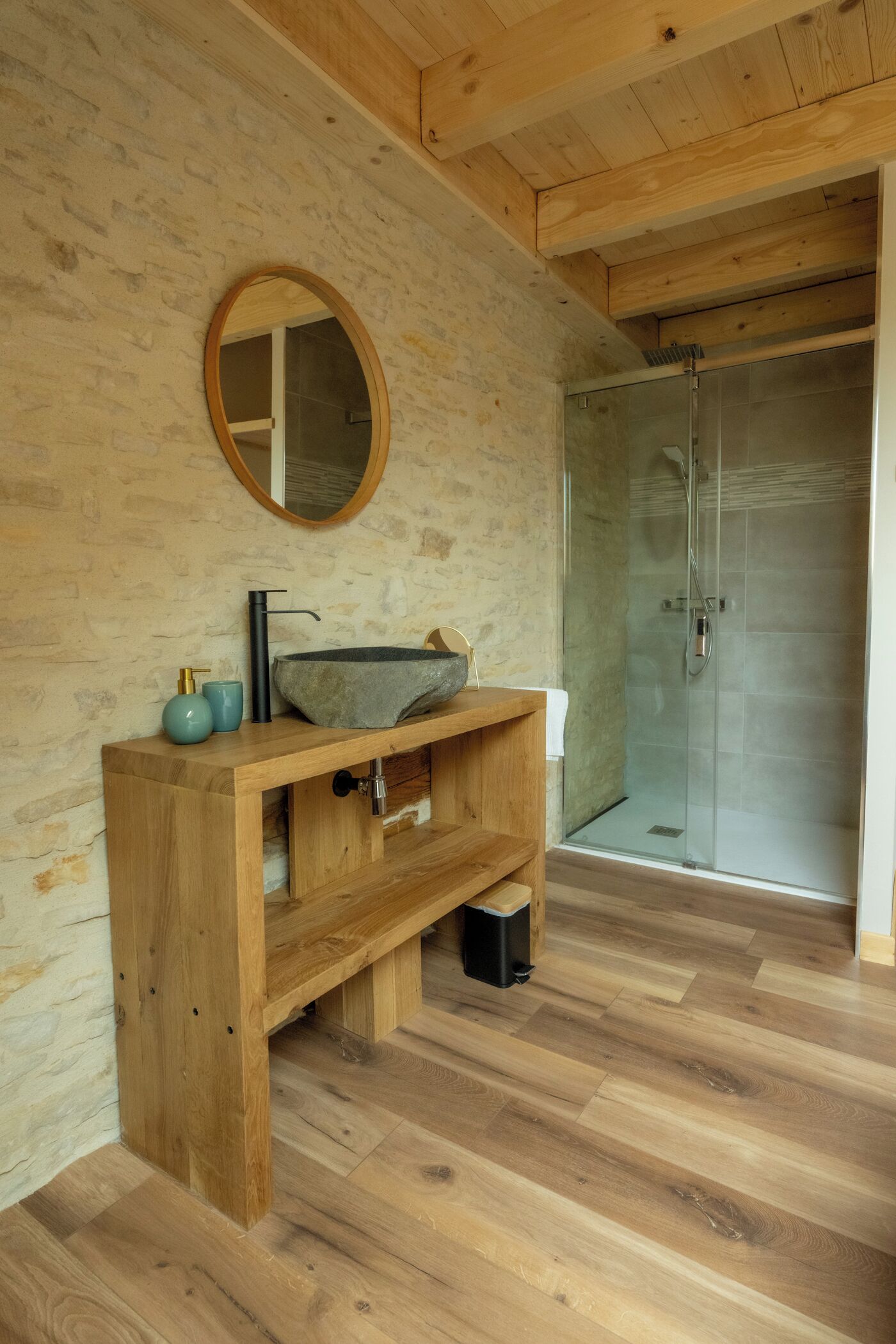 Douche, sèche-cheveux, papier toilette