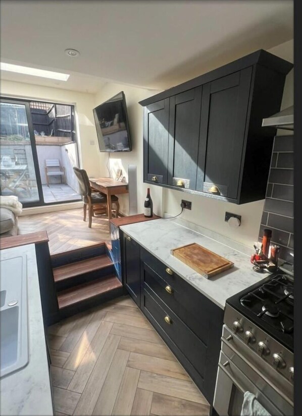 Casa | Cocina privada | Refrigerador, microondas, horno y parrilla de estufa 