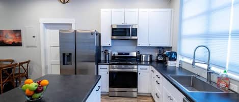 Geladeira, micro-ondas, fogão, cooktop