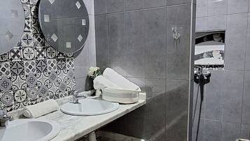Séchoir à cheveux, serviettes fournies, savon, papier de toilette