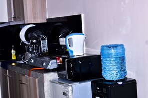 Frigorifero, microonde, piano cottura, bollitore elettrico