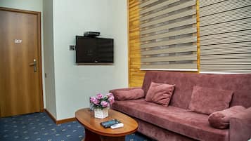 Minibar, escritorio, sistema de insonorización y wifi gratis