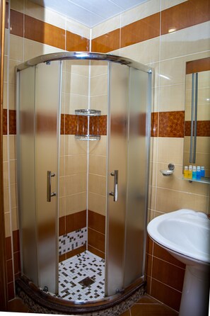 Shower, perlengkapan mandi gratis, pengering rambut, dan jubah mandi