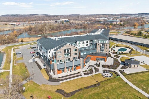 Canandaigua Condo w/ Restaurant and Pool/Hot Tub