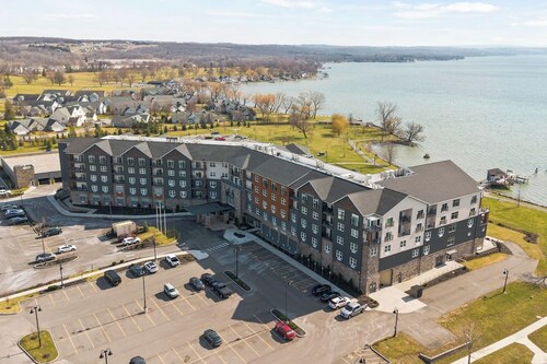 NEW Condo | Seasonal Hot Tub | Pool | Restaurant | FLX