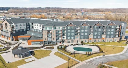 NEW Condo | Hot Tub | Pool | Restaurant | FLX