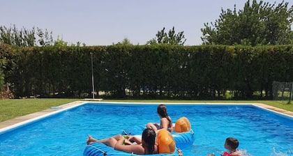 CHALET VILLA MARÍA ANTONIA ¡A 30 MINUTOS DE SEVILLA CAPITAL Y 60 DE CÓRDOBA!