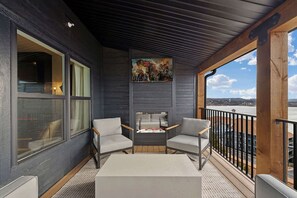 Property grounds - Lakefront Luxury 9BR Retreat—Pools & Hot Tub (Branson)