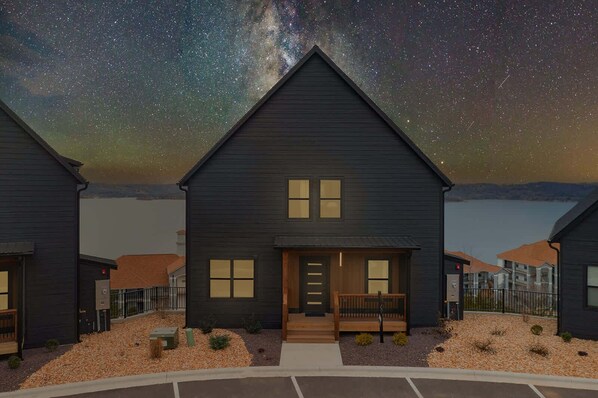 Exterior - Lakefront Luxury 9BR Retreat—Pools & Hot Tub (Branson)