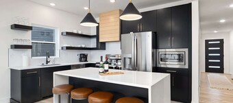 Lakefront Luxury 9BR Retreat—Pools & Hot Tub