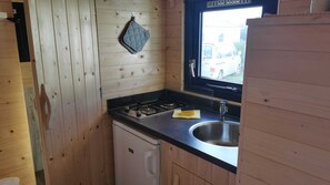 Réfrigérateur, plaque de cuisson, cafetière/bouilloire, grille-pain