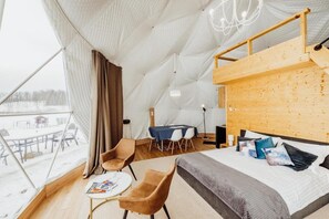 1 habitación, tabla de planchar con plancha y ropa de cama
