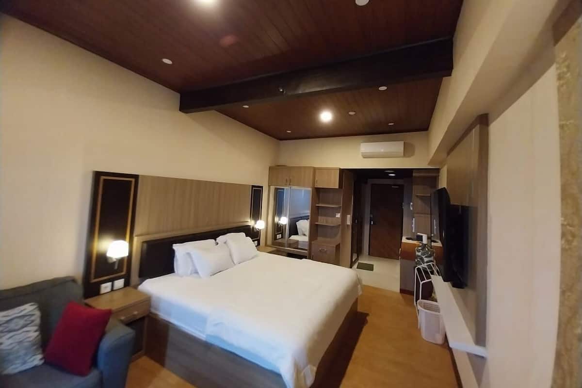 Doppia Deluxe, 1 letto king | 1 camera, una scrivania, ferro/asse da stiro, Wi-Fi gratuito