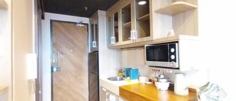 Habitación doble Deluxe, 1 cama King size | Cocina privada | Refrigerador, parrilla de estufa, tetera eléctrica y arrocera