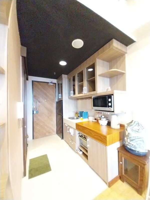 Deluxe Double Room, 1 King Bed | Private kitchen