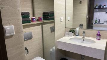 Deluxe Apartment | Bilik Mandi | Pancuran mandi, kelengkapan dandanan diri percuma, selipar