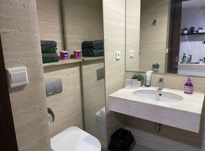 Deluxe Apartment | Bathroom