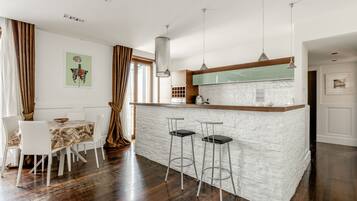Apartment | Living area | 42-inch LED TV with digital channels, fireplace, Netflix