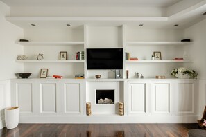 Appartement | Aire de séjour | Téléviseur à DEL de 42 po avec télévision numérique, foyer, Netflix