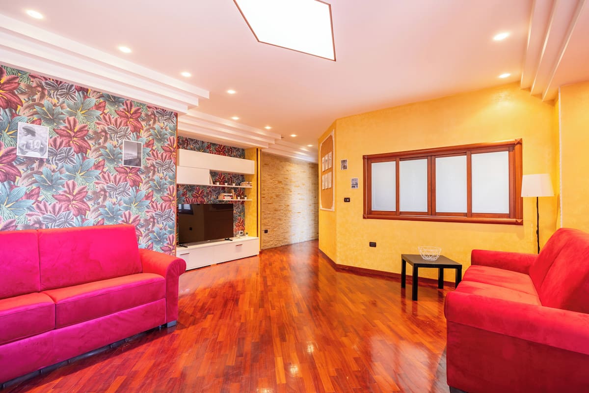 Appartement | Coin séjour | Télévision LED de 42 pouces avec chaînes numériques, cheminée, Netflix