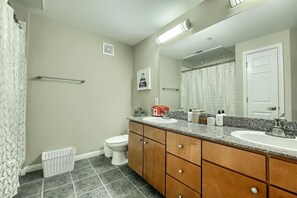 Sèche-cheveux, serviettes fournies