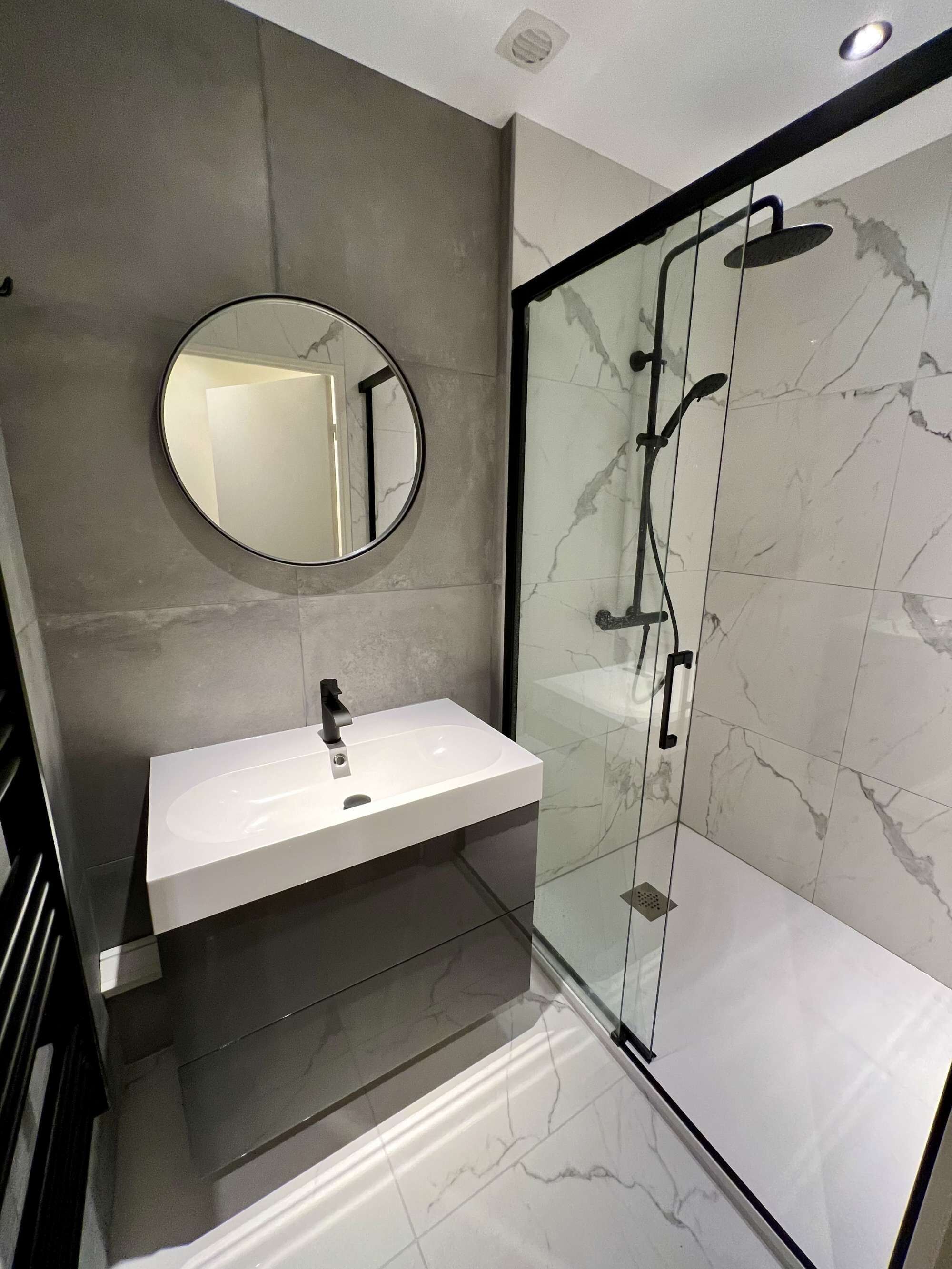 Een douche, een bubbelbad, gratis toiletartikelen, een haardroger