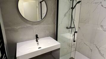 Een douche, een bubbelbad, gratis toiletartikelen, een haardroger
