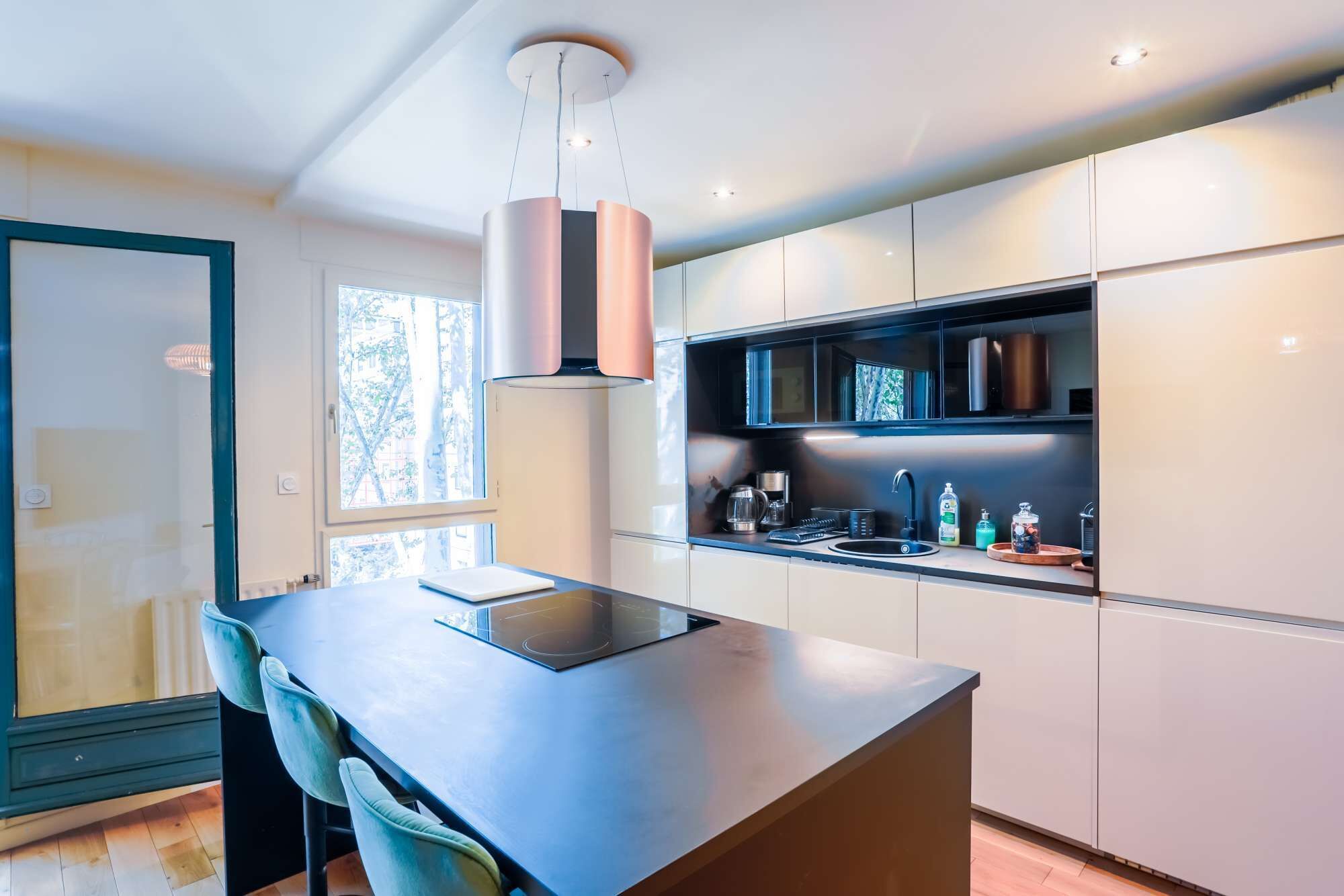 Réfrigérateur, micro-ondes, four, plaque de cuisson