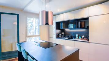 Réfrigérateur, micro-ondes, four, plaque de cuisson