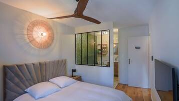 2 chambres, chambres insonorisées, fer et planche à repasser