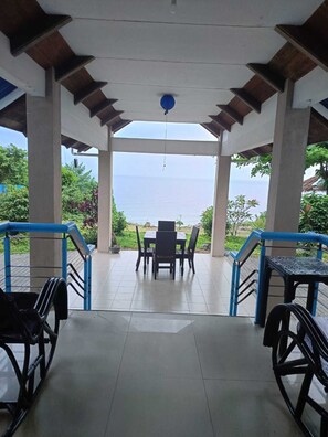 ファミリー ハウス 4 ベッドルーム プールビュー ビーチフロント | テラス / パティオ