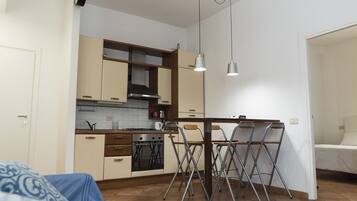 Frigorifero, piano cottura, macchina per tè/caffè, bollitore elettrico