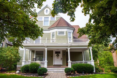 Lakeview Home w/ Pool, Fire Pit and Near Downtown