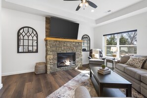 Smart TV, fireplace