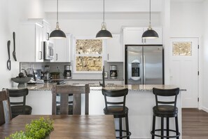 Fridge, microwave, oven, stovetop - FREE Tickets-Rooftop Deck w/ Table Rock Lake Views, Hot Tub & Fire Pit! (Branson)