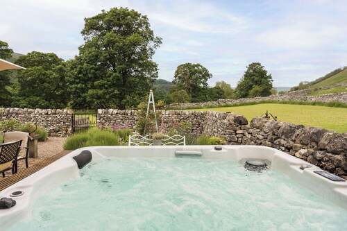 Grade 2 listed country home sleeping 12 with hot tub and annex