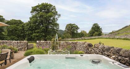 Grade 2 listed country home sleeping 12 with hot tub and annex