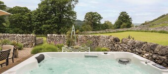 Grade 2 listed country home sleeping 12 with hot tub and annex