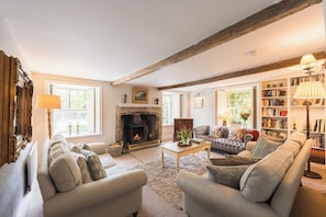 Smart TV, fireplace, DVD player, books