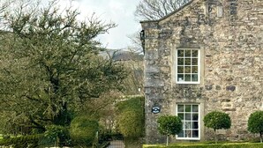 Exterior - Grade 2 listed country home sleeping 12 with hot tub and annex (Yorkshire Dales)