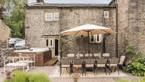 Outdoor dining - Grade 2 listed country home sleeping 12 with hot tub and annex (Yorkshire Dales)