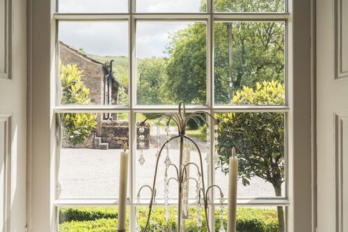 Grade 2 listed country home sleeping 12 with hot tub and annex