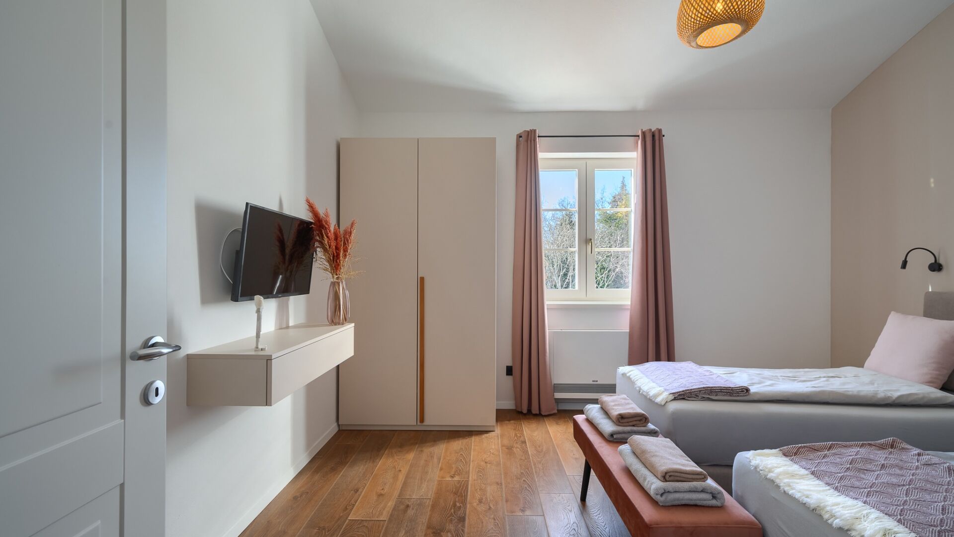 4 bedrooms, iron/ironing board, free WiFi, bed sheets