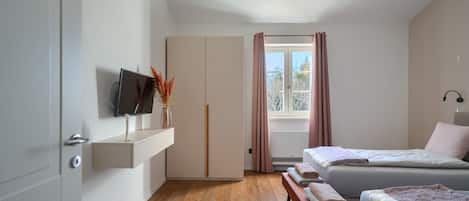 4 bedrooms, iron/ironing board, free WiFi, bed sheets
