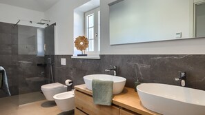 Shower, hair dryer, towels - Villa LeGro by Villas Guide (Rapavel)
