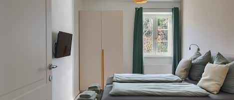 4 bedrooms, iron/ironing board, free WiFi, bed sheets